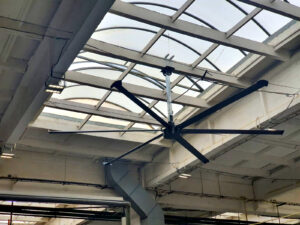 HVLS ventil&aacute;tor k adiabatick&eacute;mu ochlazov&aacute;n&iacute;