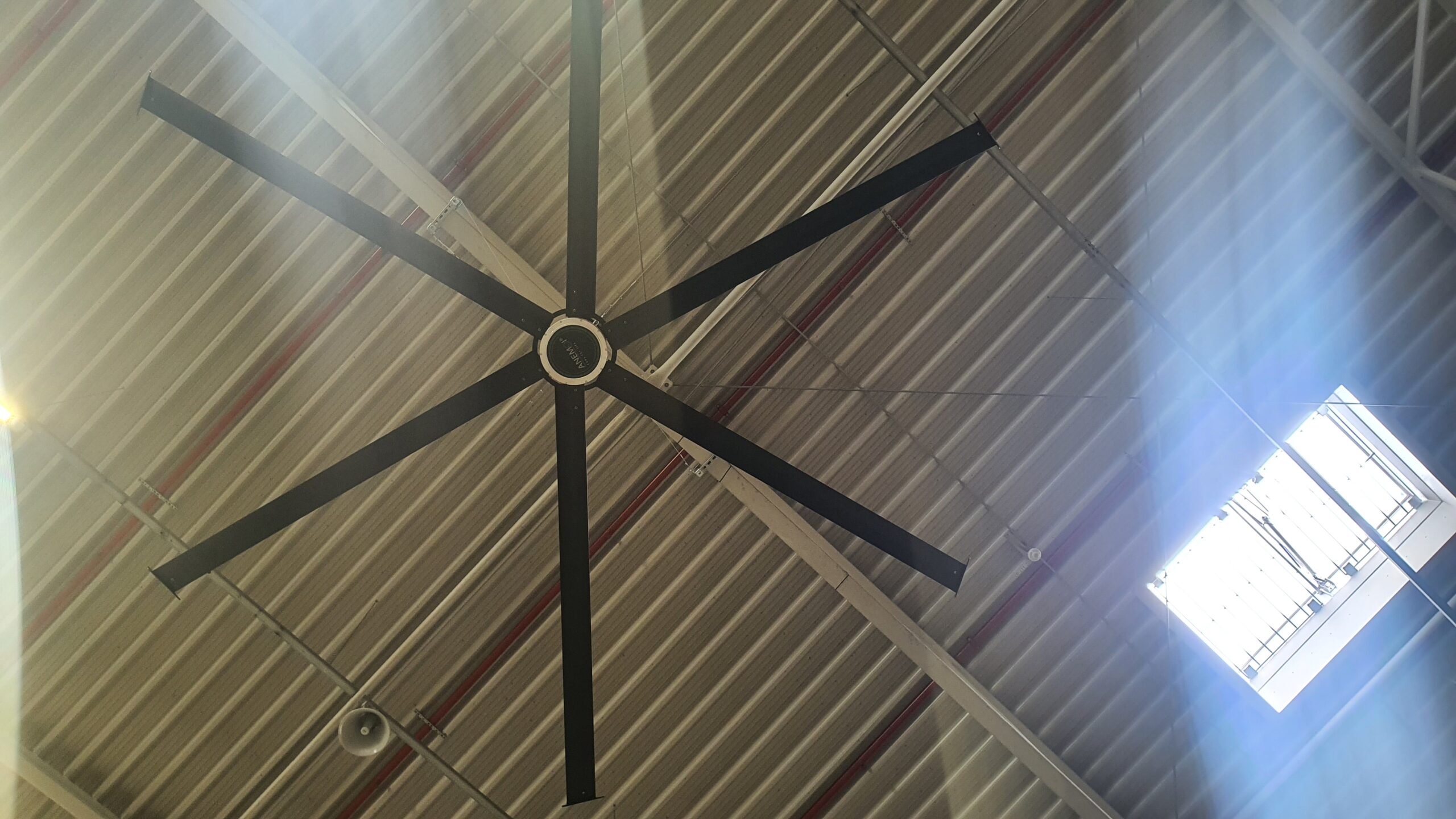 HVLS technologie pro průmyslové vytápění hal